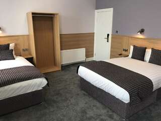 Отели типа «постель и завтрак» Kennedys B&B Drumcondra Дублин Трехместный номер с собственной ванной комнатой-1